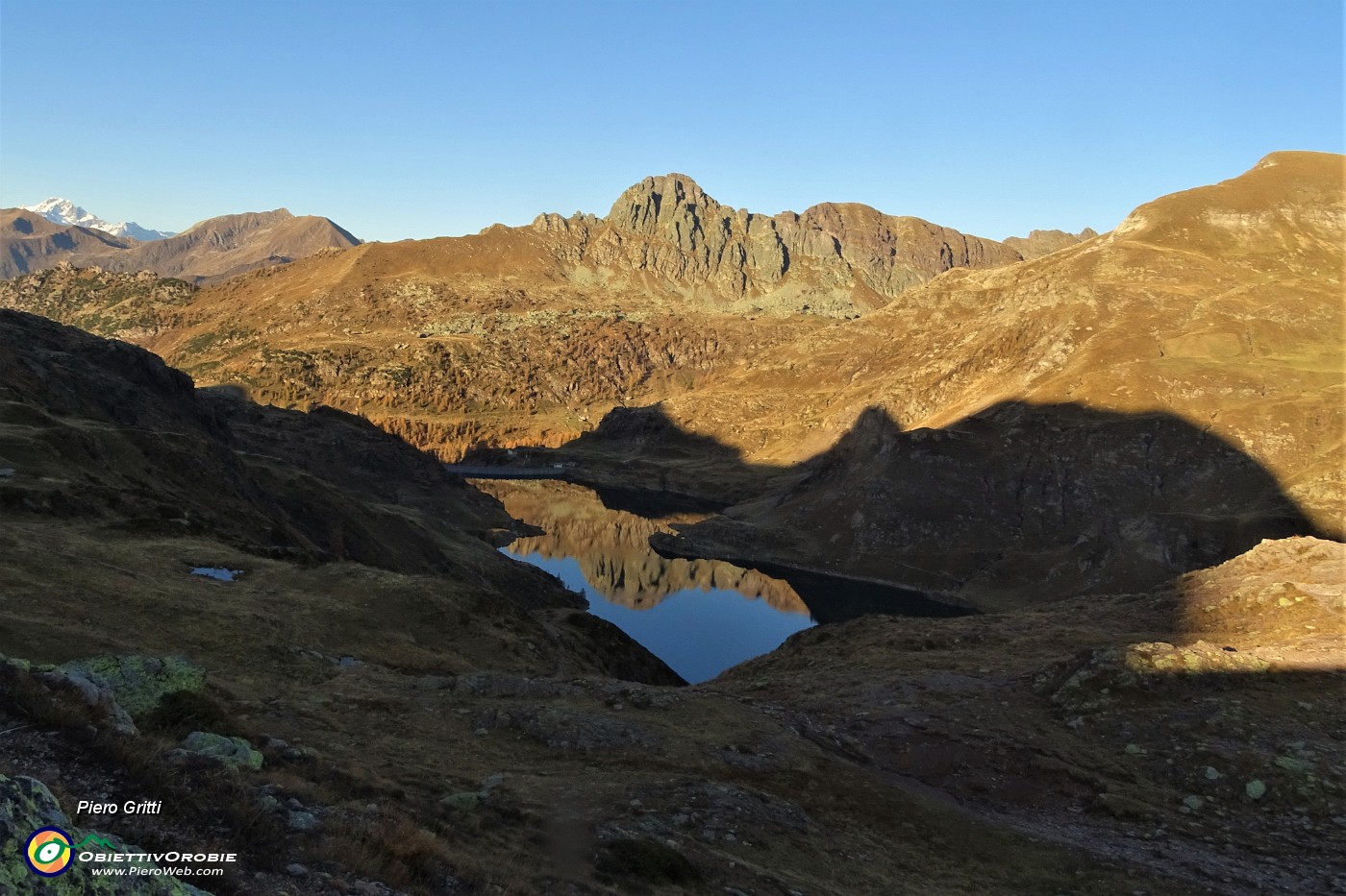 95 Per labile traccia e anche a vista ci abbassiamo dal Passo del Tonale al Passo di Mezzeno.JPG